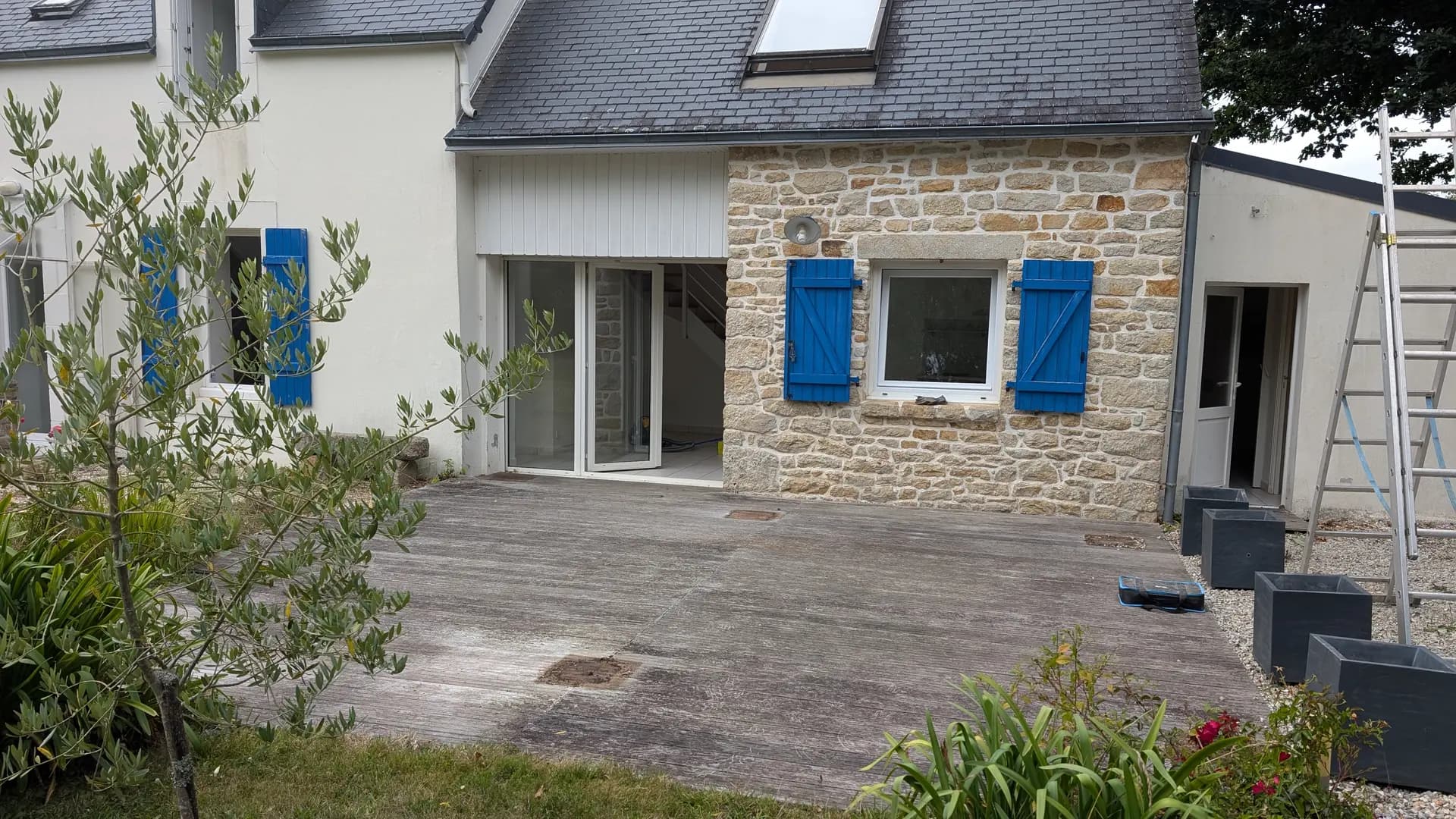 Terrasse et façade en pierre