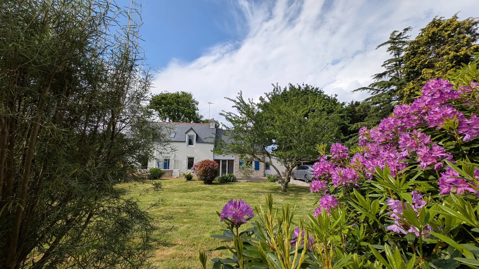 Maison vue depuis le jardin fleuri