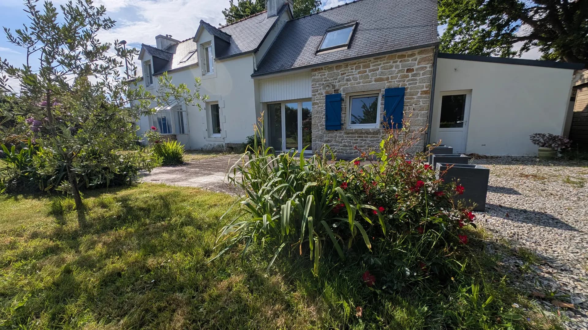 Façade de la maison et jardin arboré